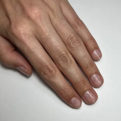 LA MAIN À PLAT — du bout des doigts au haut des phalanges proximales